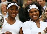 女子ダブルス優勝のヴィーナス（左）とセリーナのウィリアムズ姉妹