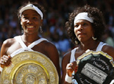 女子シングルス優勝のヴィーナス（左）と準優勝のセリーナ