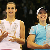 昨年の女子シングルス優勝者 J・エナンと準優勝のA・モレスモ