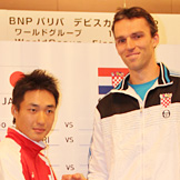最後のシングルスで対戦する添田とカルロビッチ