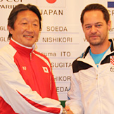 握手を交わす両チーム監督