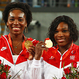 女子ダブルスで２個目の金メダルとなったウィリアムズ姉妹
