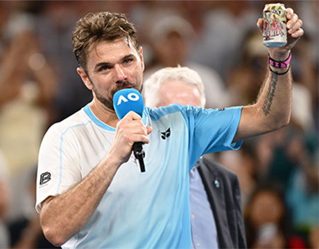 ワウリンカ 最後にコートでビール飲む (C)