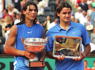 男子シングルス優勝のラファエル・ナダル（左）と準優勝のロジャー・フェデラー（右）
