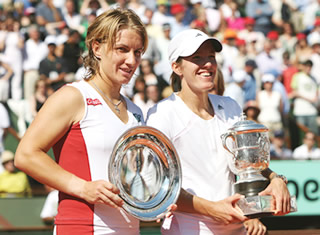 女子シングルス優勝のジュスティーヌ・エナン=アルデンヌ（右）と準優勝のスヴェトラナ・クズネツォワ（左）