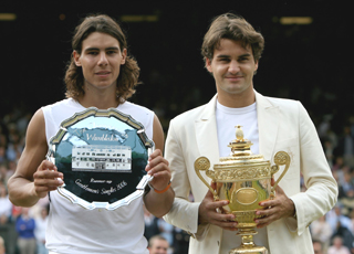 男子シングルス優勝のロジャー・フェデラー（右）と準優勝のラファエル・ナダル（左）