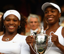 単複２冠を達成したセリーナ（左）と姉のヴィーナス