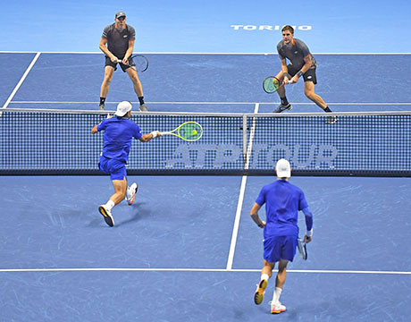 触れた?審判泣かせの珍事 ビデオ判定 (C)