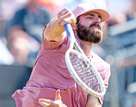 身長2m11cm！相手は椅子に登ってハグ