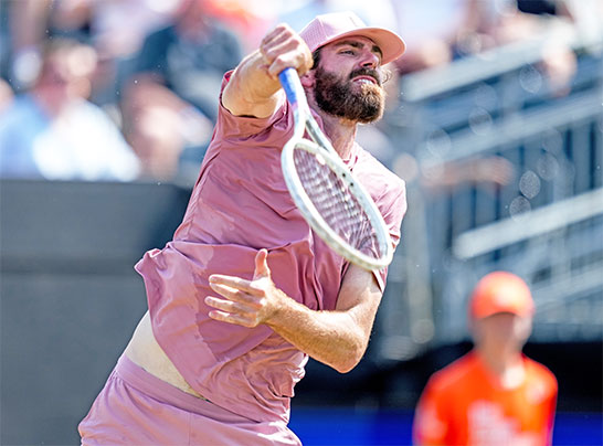 身長2m11cm！相手は椅子に登ってハグ