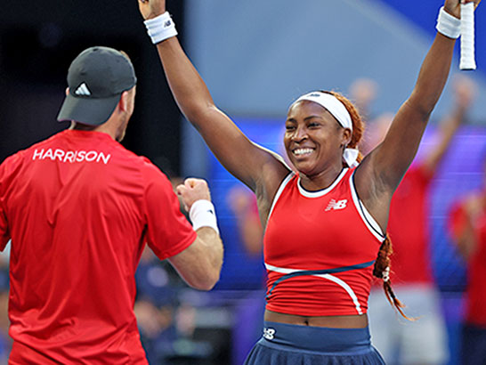 ハリソンと抱き合うガウフ