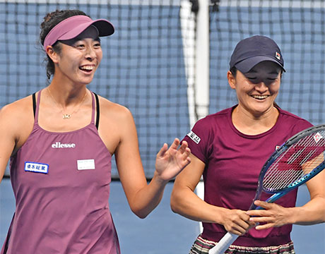 左から柴原瑛菜と青山修子（2023年）