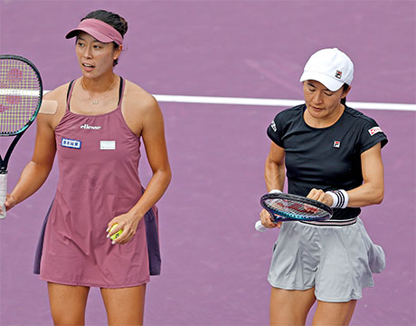 左から柴原瑛菜と青山修子（2023年）