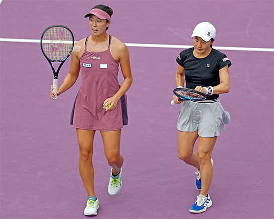 左から柴原瑛菜と青山修子（2023年）