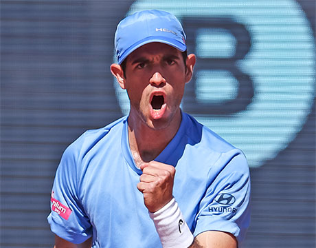 マッチポイントでアンダーサーブ成功 (C)